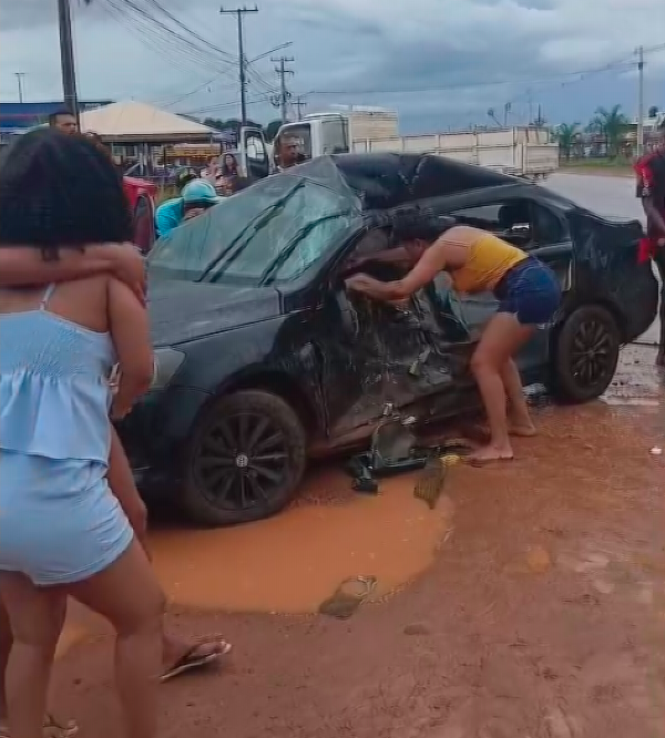 Colisão entre carreta e carro deixa cinco feridos na MT-140, incluindo bebê