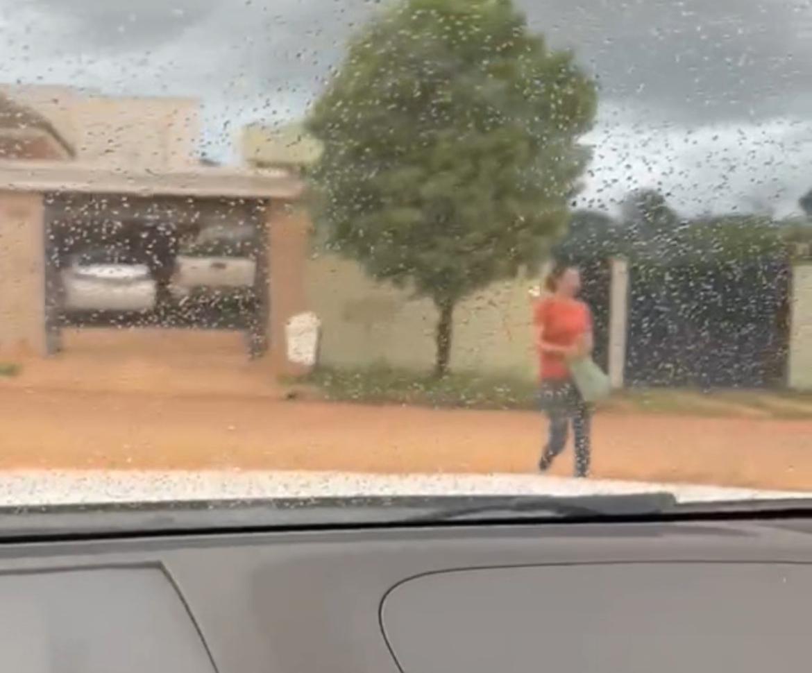 Moradora de bairro em Sinop joga prego em rua após reclamação de poeira