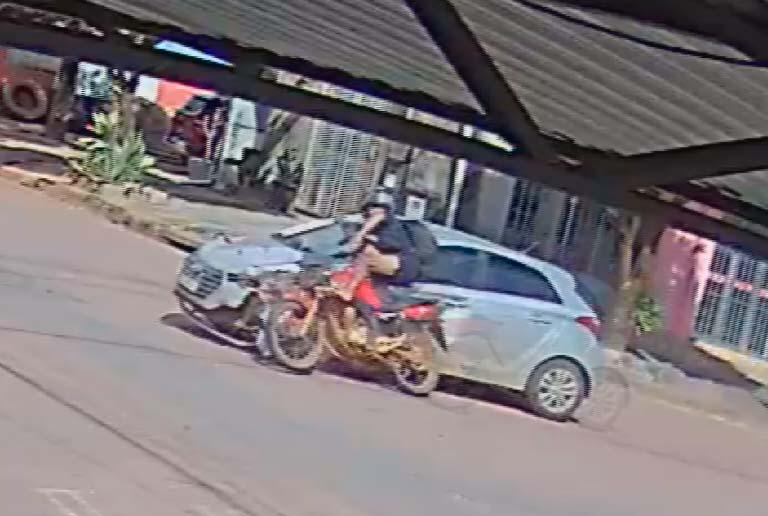 Motociclista fica ferido após colisão com carro no Jardim Imperial