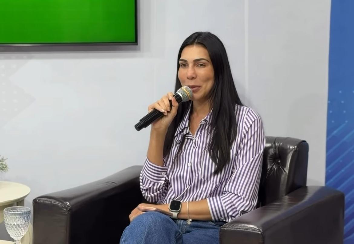 Pré-candidata Sheila Pedroso destaca experiência na gestão e projeta atuação estadual durante entrevista em Sinop