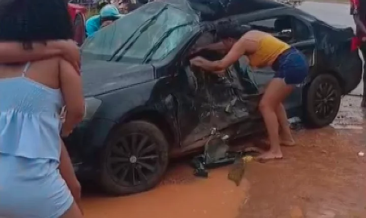 Colisão entre carreta e carro deixa cinco feridos na MT-140, incluindo bebê