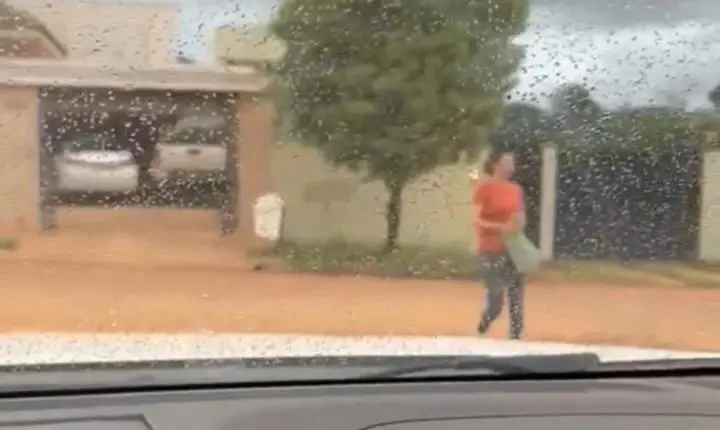 Moradora de bairro em Sinop joga prego em rua após reclamação de poeira