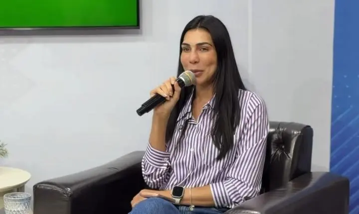 Pré-candidata Sheila Pedroso destaca experiência na gestão e projeta atuação estadual durante entrevista em Sinop